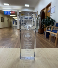 St Andrew's Toowoomba staff with the hospital's Global Recognition Award, held by CEO Linda Jorgensen (centre)