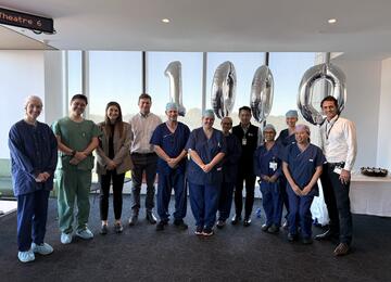 The San theatre team celebrated A/Prof Pillinger's 1,000th robotic procedure with a da Vinci system